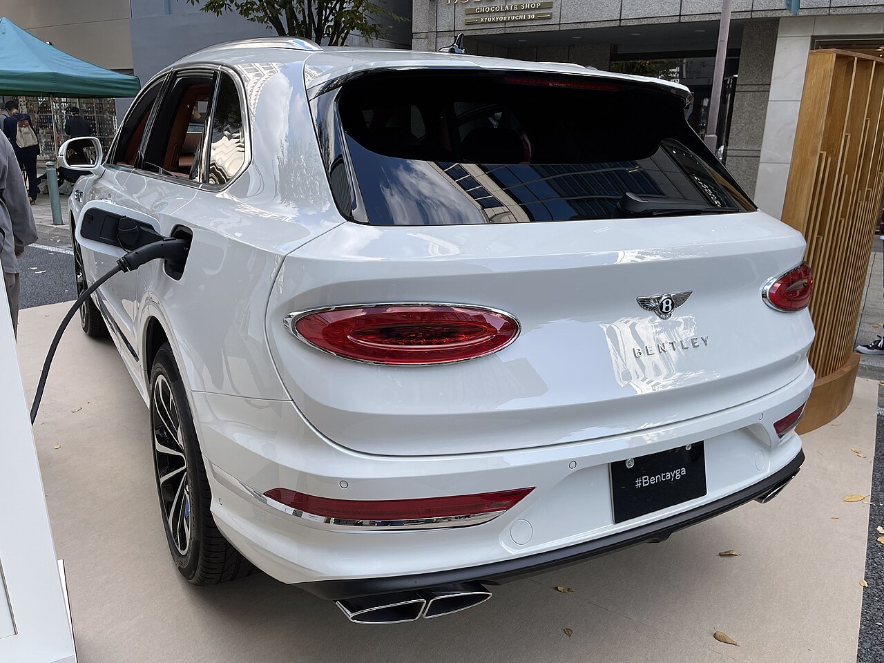 File:Bentley BENTAYGA Hybrid (7LA-BADCB) rear.jpg