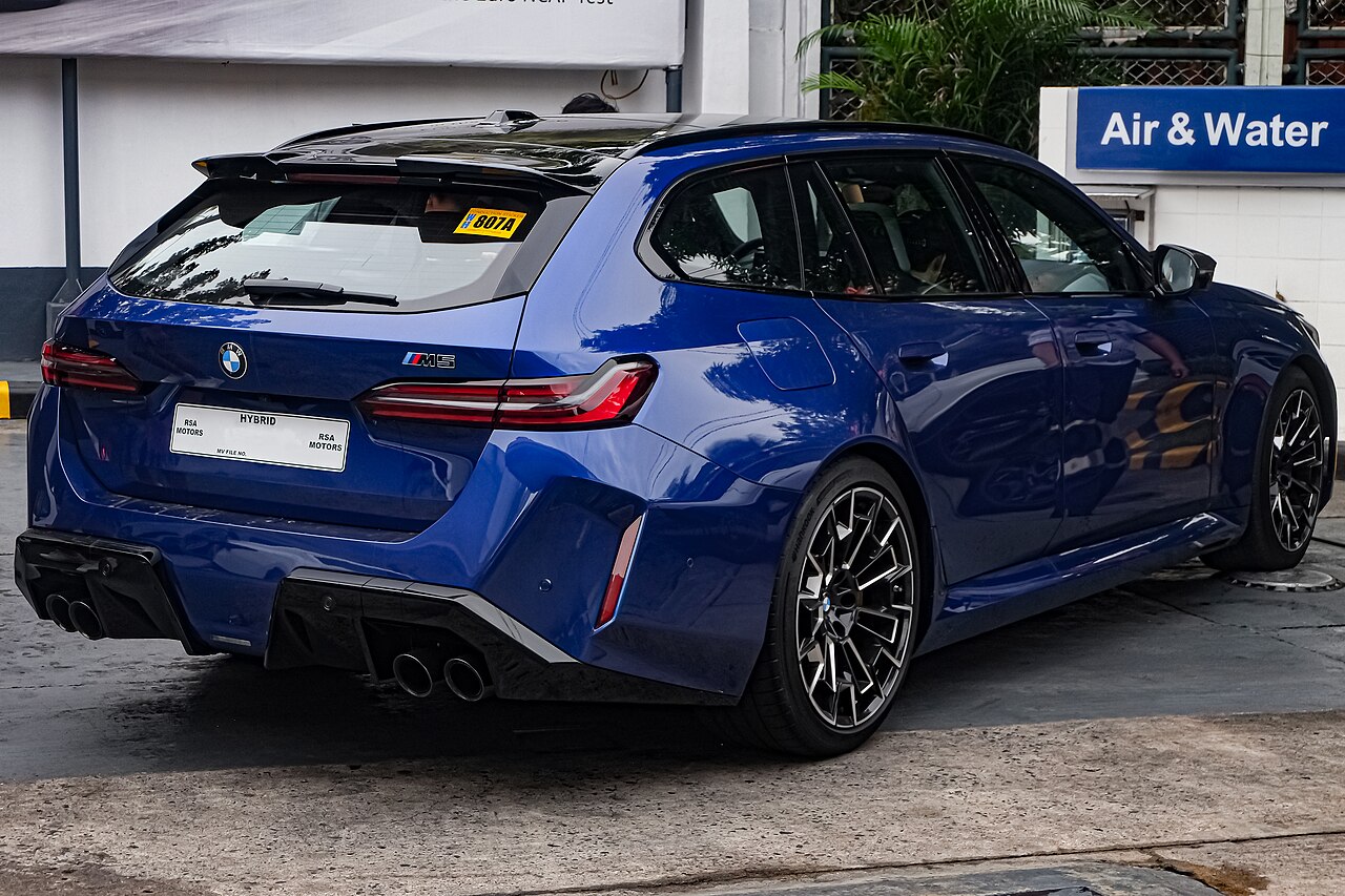 File:BMW M5 G99 Touring Marina Bay Blue Metallic 04.jpg