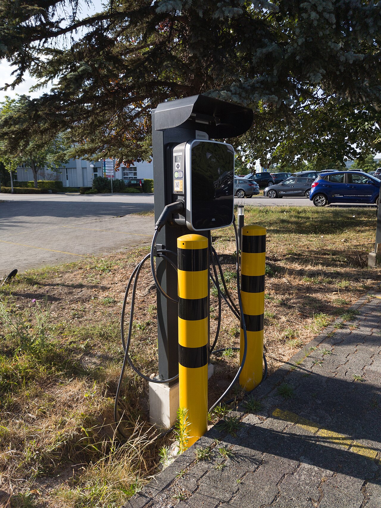 File:Electric vehicle charging station , Wiesbaden (LRM 20250711 185218).jpg