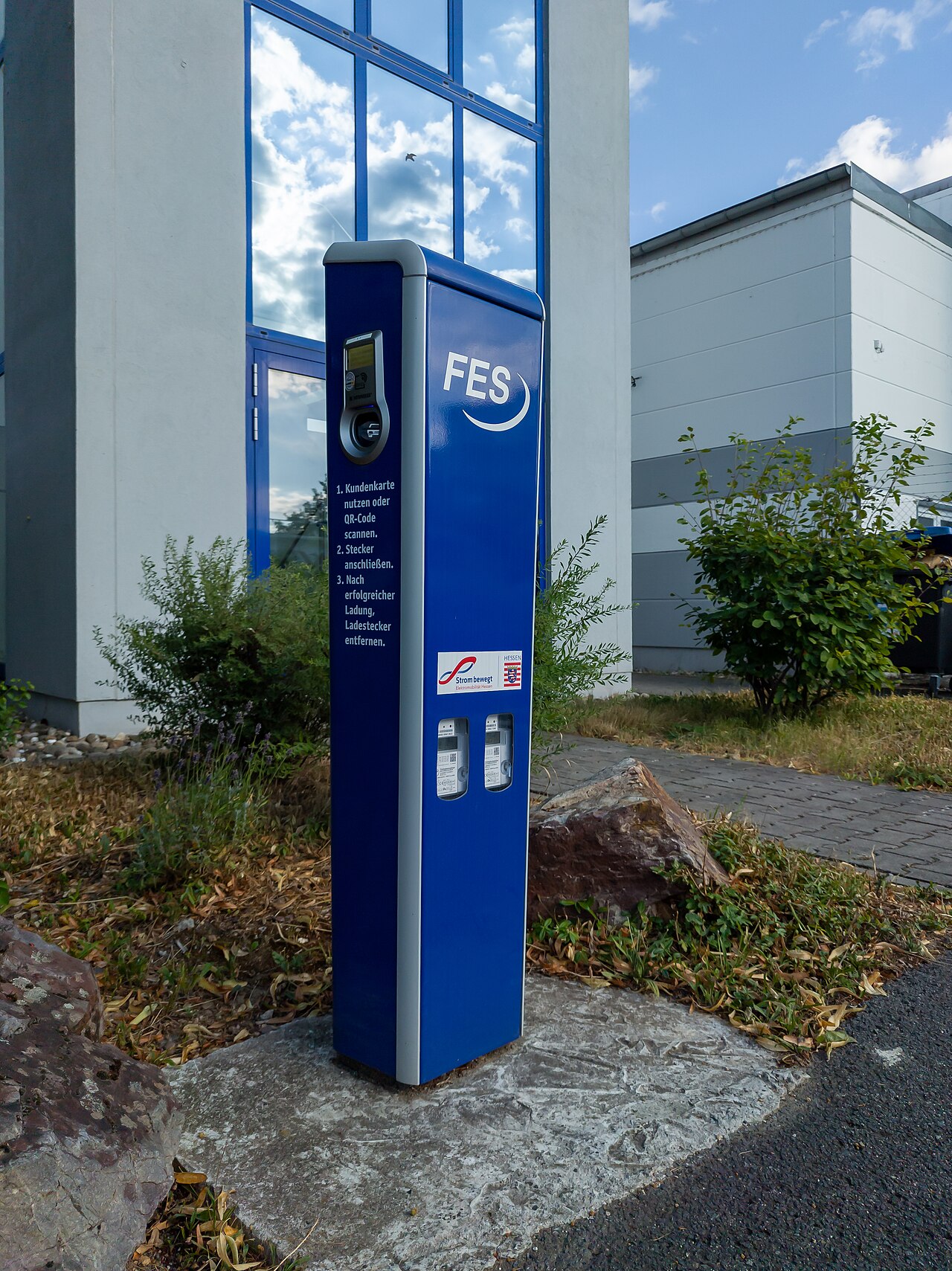 File:FES, Electric vehicle charging station, Wiesbaden (LRM 20250711 183544).jpg