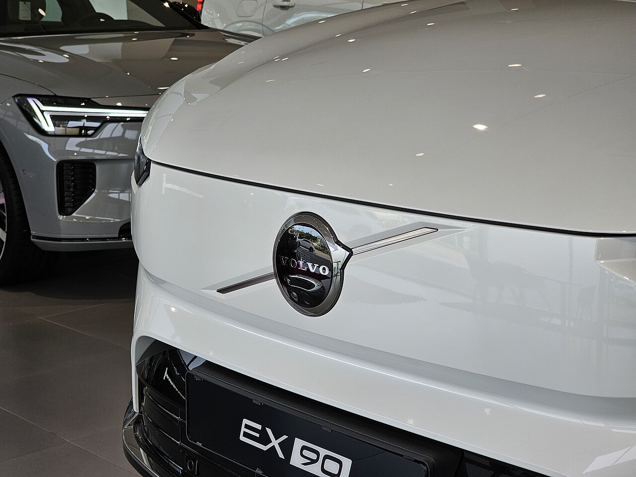 File:Volvo EX90 Twin Motor Performance Ultra SPA2 Crystal White (11).jpg